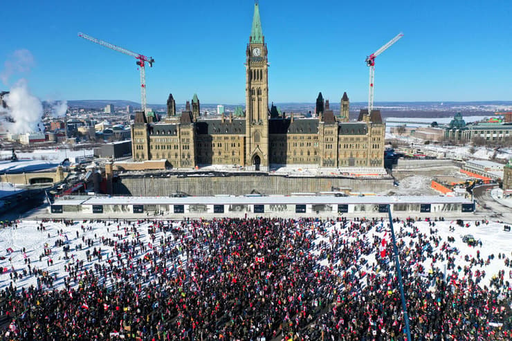 הפגנה נגד חובת חיסונים והגבלות קורונה ב אוטווה קנדה מול בניין ה פרלמנט
