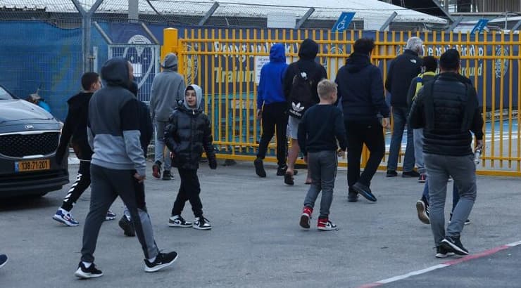 אוהדי מכבי תל אביב מפגינים בקריית שלום