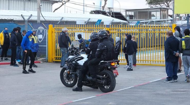 אוהדי מכבי תל אביב מפגינים בקריית שלום