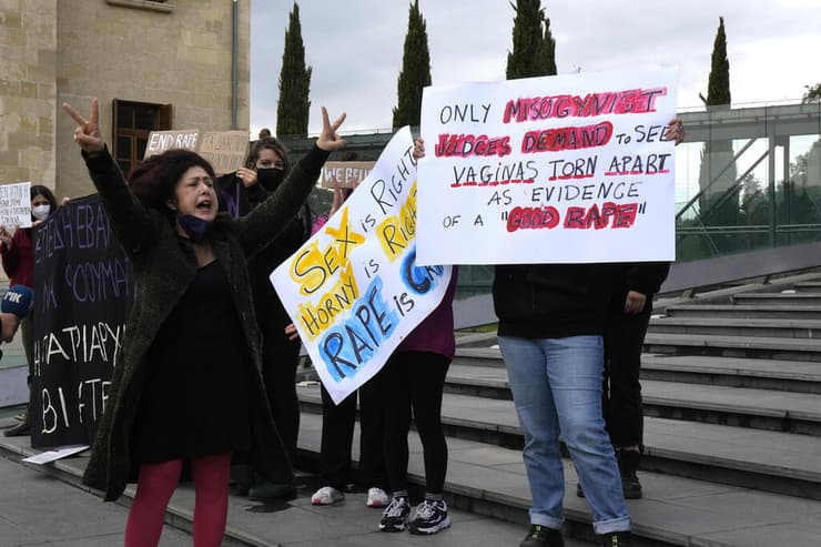 הפגנת תמיכה בצעירה הבריטית מחוץ לבית המשפט העליון בקפריסין שקבע כי היא דוברת אמת