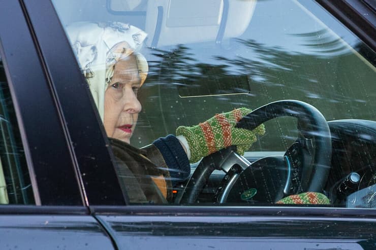 המלכה אליזבת נוהגת