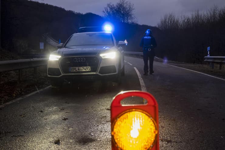 גרמניה מצוד אחרי רוצחים של שני שוטרים ליד העיירה קוזל