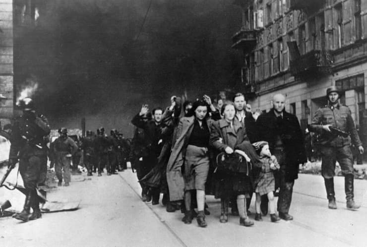 יהודים פולנים מובלים לגירוש בידי כוחות אס-אס גרמניים במהלך הרס גטו ורשה, פולין, 1943