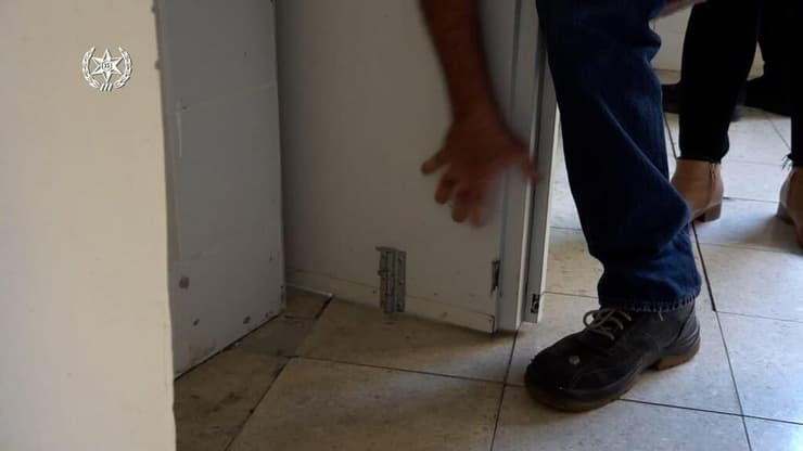משטרת ישראל עצרה חשוד בייצור והתקנה של דלתות אש מזויפות בעשרות מבנים
