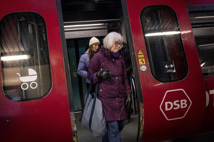 דנמרק קורונה נוסעים בלי מסכות רכבת ב קופנהגן