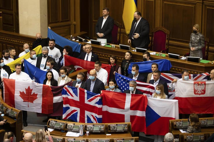 מחוקקים בפרלמנט באוקראינה קייב מניפים דגלים של מדינות המערב