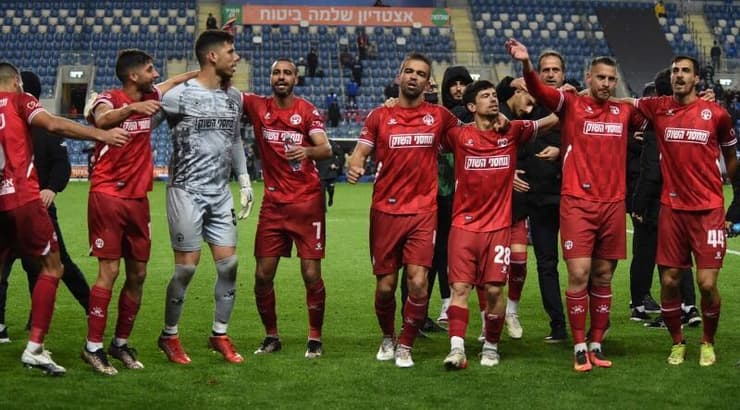 שחקני הפועל ב"ש חוגגים (ראובן שוורץ) שחקני הפועל ב"ש חוגגים