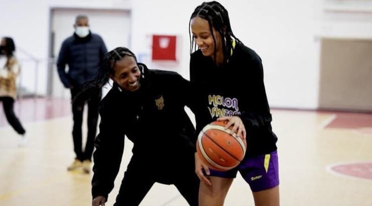 הודיה וזיו עם הכדור הכתום