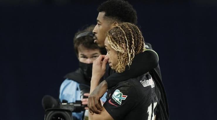 קימפמבה מנחם את סימונס. הקפטן אפילו לא בעט