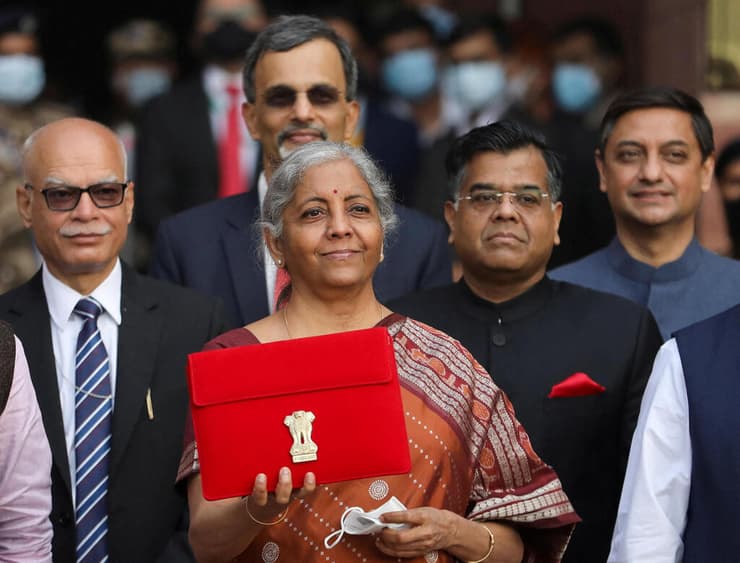 נירמלה סירתמן, שרת הכלכלה של הודו, בהצגת התקציב