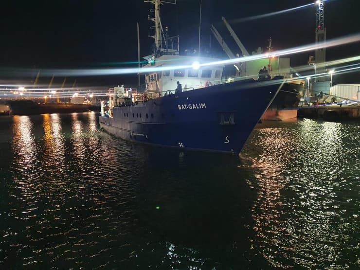 ספינת בת גלים, תצא לאזור שבו נצפה הכתם החשוד (צילום: המשרד להגנת הסביבה) ספינת בת גלים, תצא לאזור שבו נצפה הכתם החשוד
