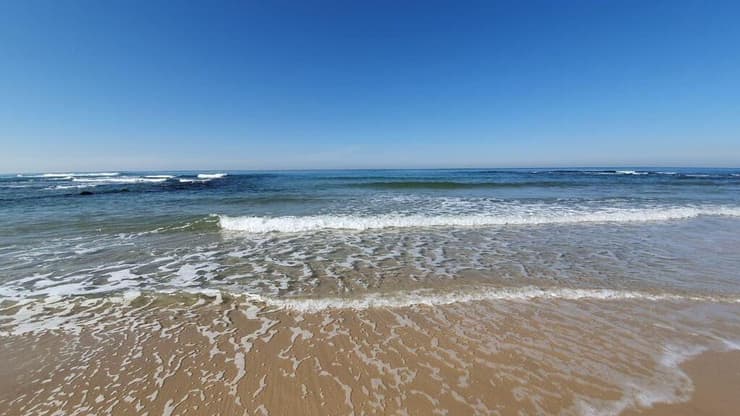 הכתם החשוד הגיע לחופי בת ים, החומר טרם זוהה