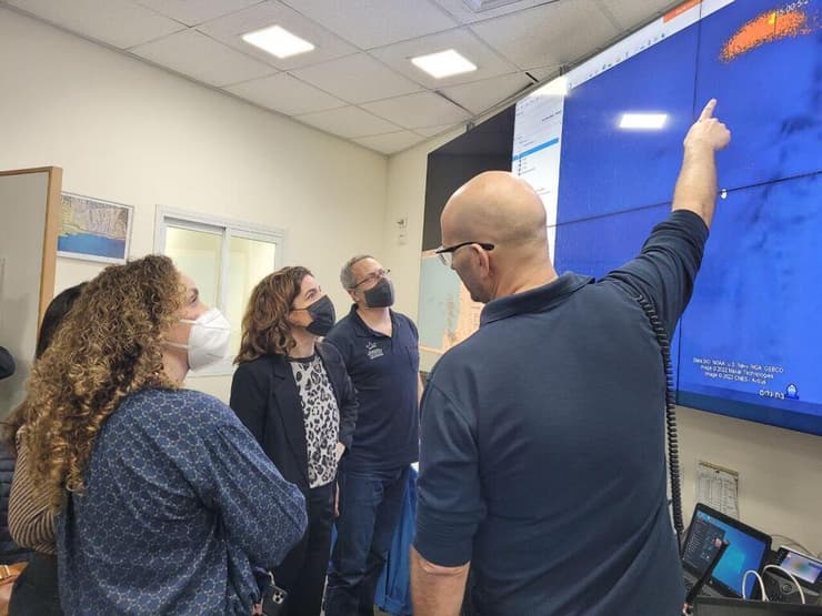 השרה להגנת הסביבה בחדר המצב (צילום: המשרד להגנת הסביבה ) השרה להגנת הסביבה בחדר המצב