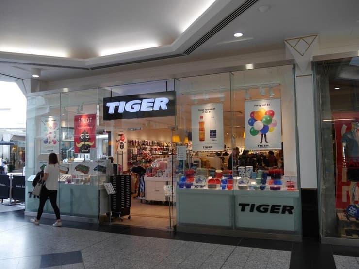 "טייגר" - סניף בלונדון לפני האחדה ושינוי שם הרשת ל-Flying tiger