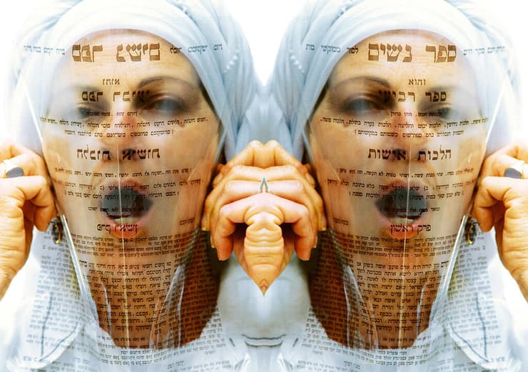 נחמה גולן, "ספר נשים", 2000. תצלום מעובד, הדפסת למדה, 75×50 ס"מ