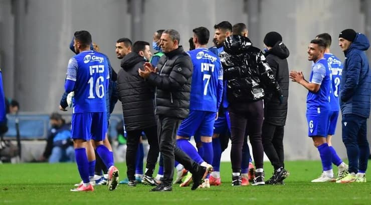 שחקני מכבי פתח תקווה וניר קלינגר חוגגים (חגי מיכאלי) שחקני מכבי פתח תקווה וניר קלינגר חוגגים