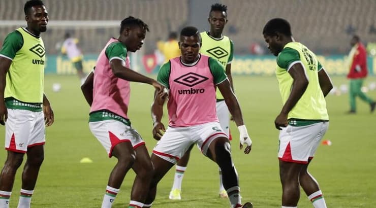 שחקני בורקינה פאסו בחימום (רויטרס) שחקני בורקינה פאסו בחימום