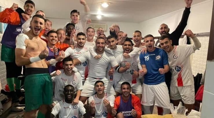 שחקני הנוער של הפועל ראשל"צ חוגגים  (מערכת ONE)