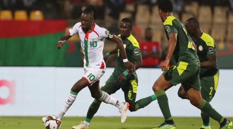 ברטרנד טראורה עם הכדור (רויטרס) ברטרנד טראורה עם הכדור