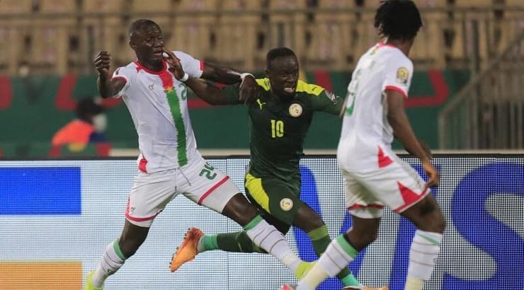 סאדיו מאנה במאבק (רויטרס) סאדיו מאנה במאבק