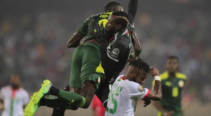 קויאטה וקופי מתנגשים (רויטרס) קויאטה וקופי מתנגשים