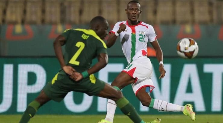 סיריל באילה וסאליו סיס במאבק (רויטרס) סיריל באילה וסאליו סיס במאבק