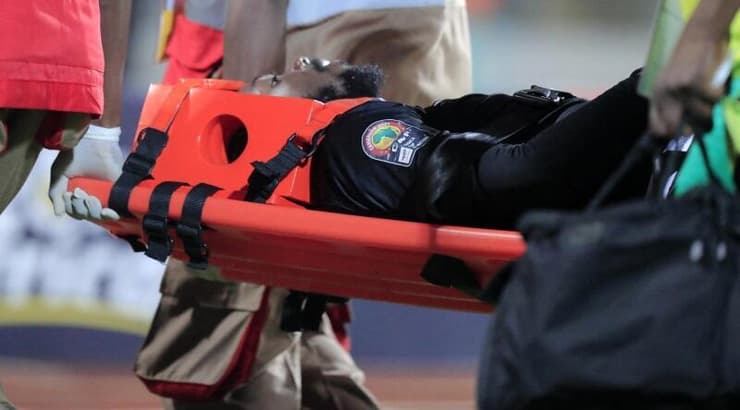 קופי יורד באלונקה מהמגרש (רויטרס) קופי יורד באלונקה מהמגרש