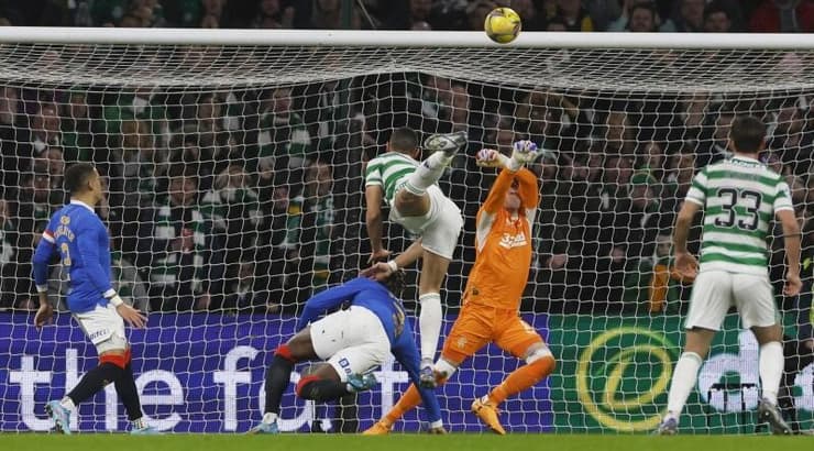 גייקומאקיס נוגח