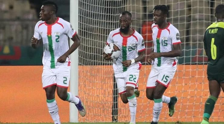 שחקני בורקינה פאסו אחרי השער (רויטרס) שחקני בורקינה פאסו אחרי השער