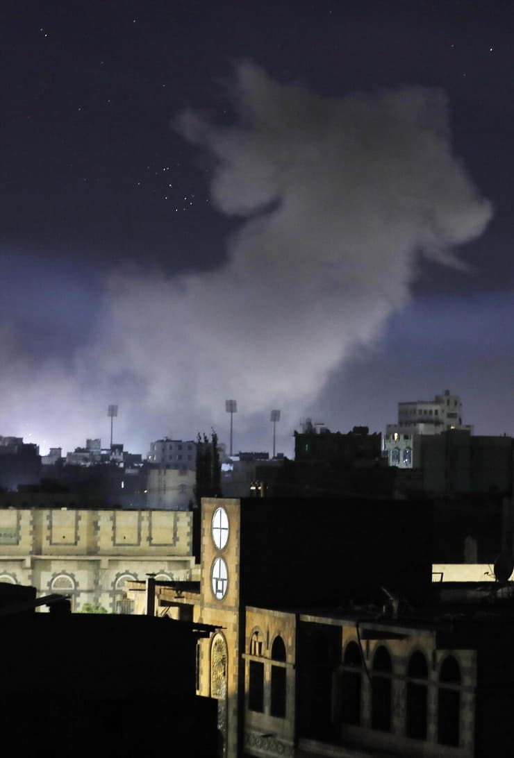 עשן בשמי צנעא תימן לאחר מתקפה של כוחות הקואליציה שמובילה סעודיה נגד  מורדים חות'ים 1 בפברואר