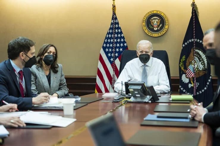 נשיא ארה"ב ג'ו ביידן ו קמלה האריס בחדר המצב ב בית הלבן בזמן מבצע ל חיסול מנהיג שאעש ב סוריה