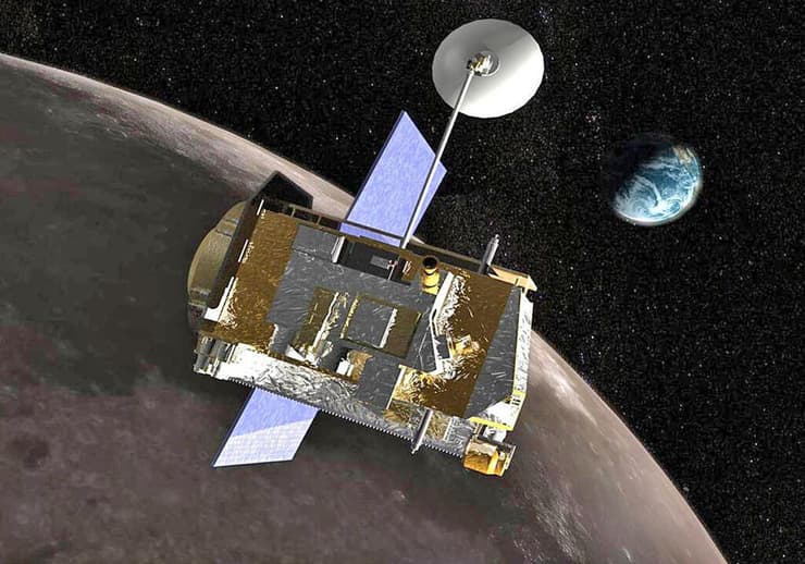 מקפת של נאס"א החוקרת את הירח