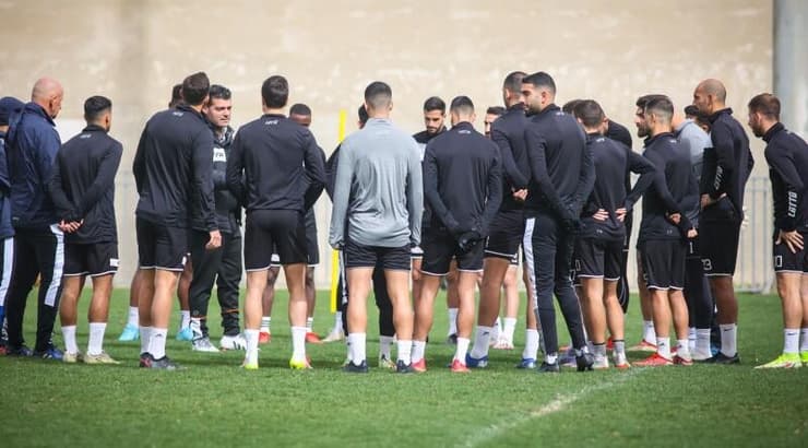 שחקני בני יהודה באימון