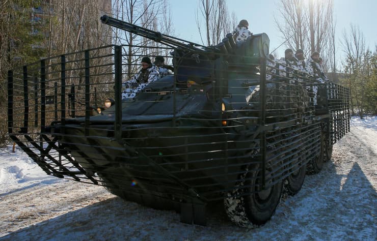 צבא אוקראינה מתאמן בעיירה הנטושה פריפיאט ליד הכור ב צ'רנוביל