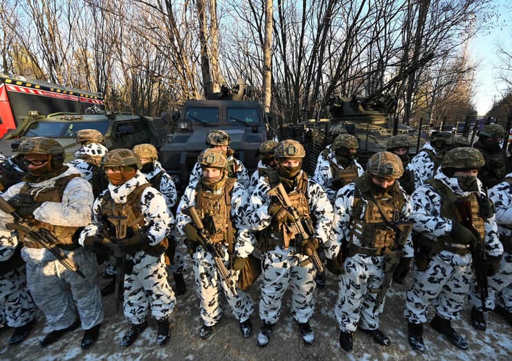 צבא אוקראינה מתאמן בעיירה הנטושה פריפיאט ליד הכור ב צ'רנוביל