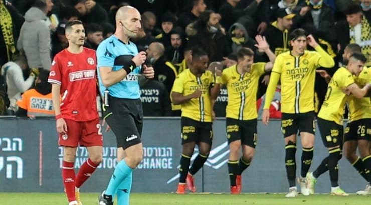 שחקני נתניה חוגגים, הבאר-שבעים מאוכזבים (מרטין גוטדאמק) שחקני נתניה חוגגים, הבאר-שבעים מאוכזבים