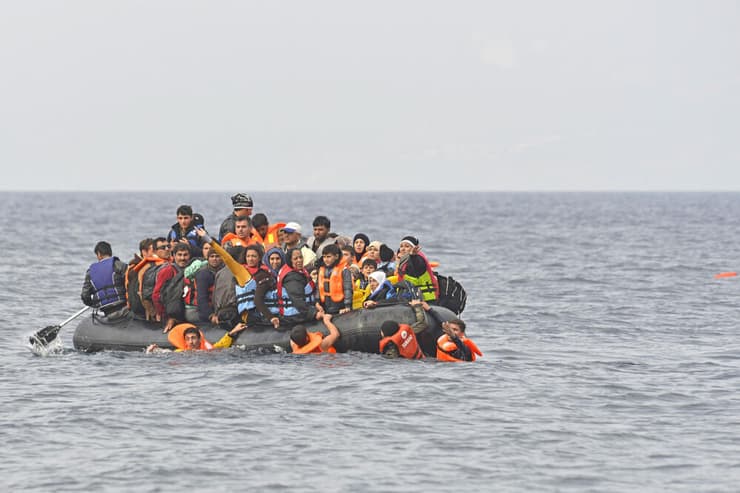 פליטים בסירת גומי