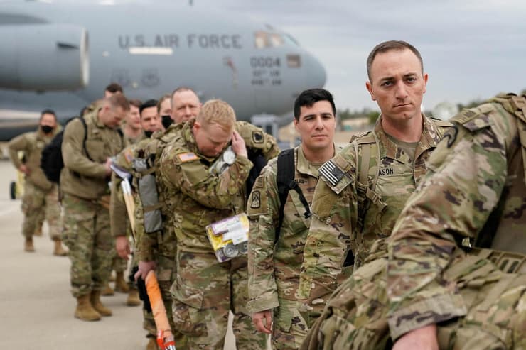 צפון קרוליינה ארה"ב חיילים אמריקנים עולים ל מטוס בדרך למזרח אירופה