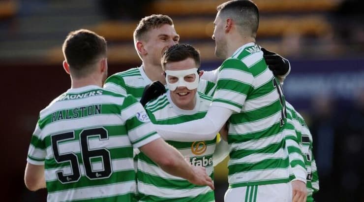 שחקני סלטיק חוגגים עם טום (רויטרס) שחקני סלטיק חוגגים עם טום