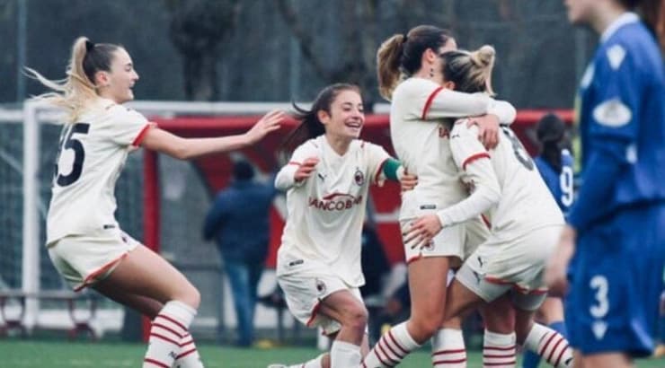 שחקניות מילאן חוגגות עם נעה סלימהוגיץ׳ (צוות המדיה של מילאן) שחקניות מילאן חוגגות עם נעה סלימהוגיץ׳