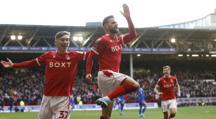 פיליפ צינקרנגל וג'יימס גרנר חוגגים. מסע הסינדרלה של נוטינגהאם נמשך (רויטרס) פיליפ צינקרנגל וג'יימס גרנר חוגגים. מסע הסינדרלה של נוטינגהאם נמשך