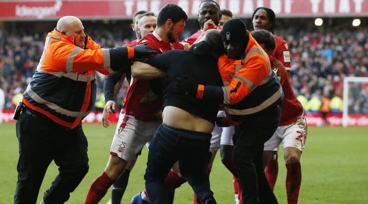 האוהד תוקף את שחקני נוטינגהאם פורסט (רויטרס) האוהד תוקף את שחקני נוטינגהאם פורסט