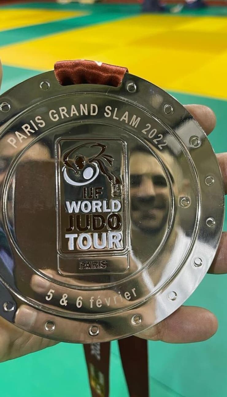 פיטר פלצ'יק והמדליה (באדיבות איגוד הג'ודו) פיטר פלצ'יק והמדליה