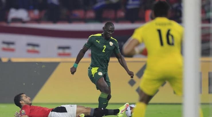 סליאו סיס מוכשל ברחבה (רויטרס) סליאו סיס מוכשל ברחבה