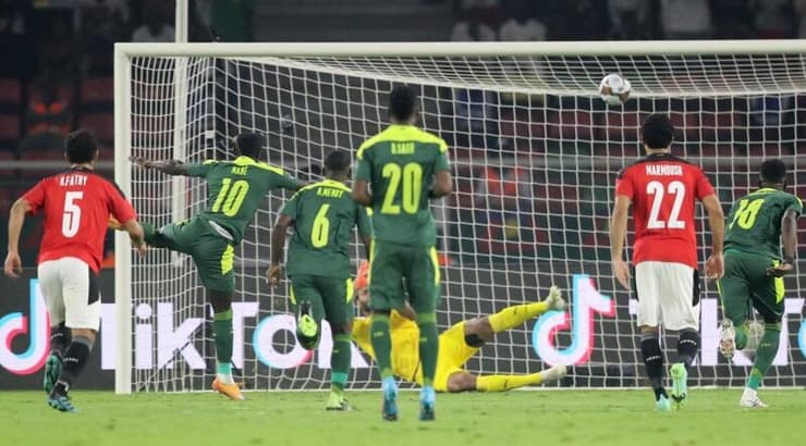 סאדיו מאנה מחמיץ את הפנדל (רויטרס) סאדיו מאנה מחמיץ את הפנדל