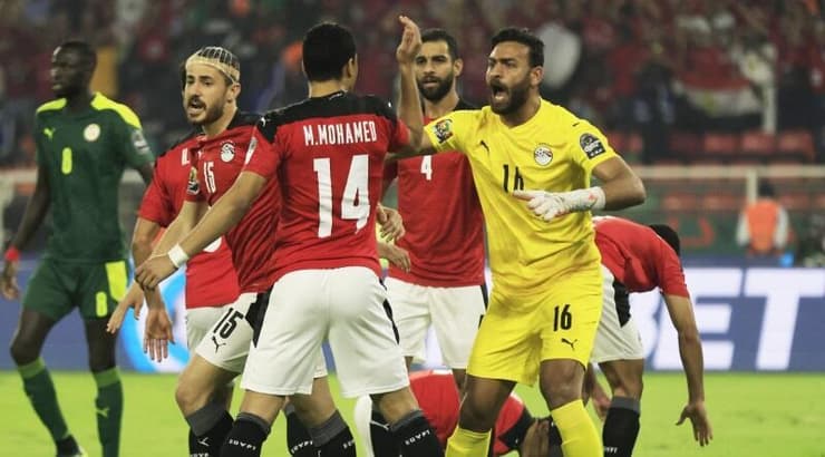 שחקני מצרים חוגגים את עצירת הפנדל (רויטרס) שחקני מצרים חוגגים את עצירת הפנדל