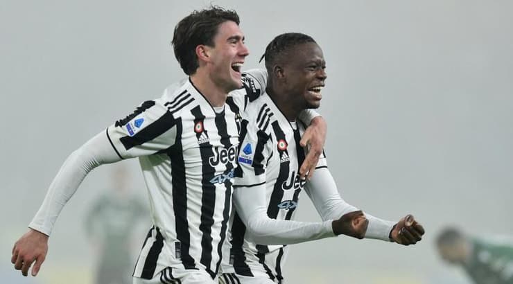 דניס זקאריה ודושאן ולאחוביץ' חוגגים (רויטרס) דניס זקאריה ודושאן ולאחוביץ' חוגגים