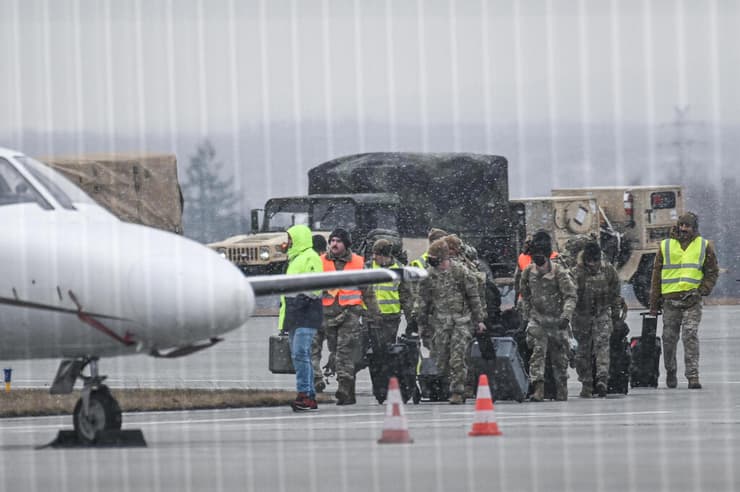 ארה"ב חיילים אמריקנים מגיעים למזרח אירופה שדה תעופה ב פולין