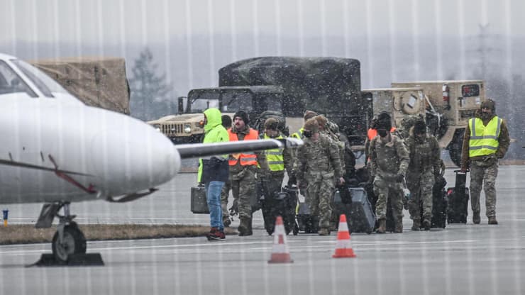 ארה"ב חיילים אמריקנים מגיעים למזרח אירופה שדה תעופה ב פולין