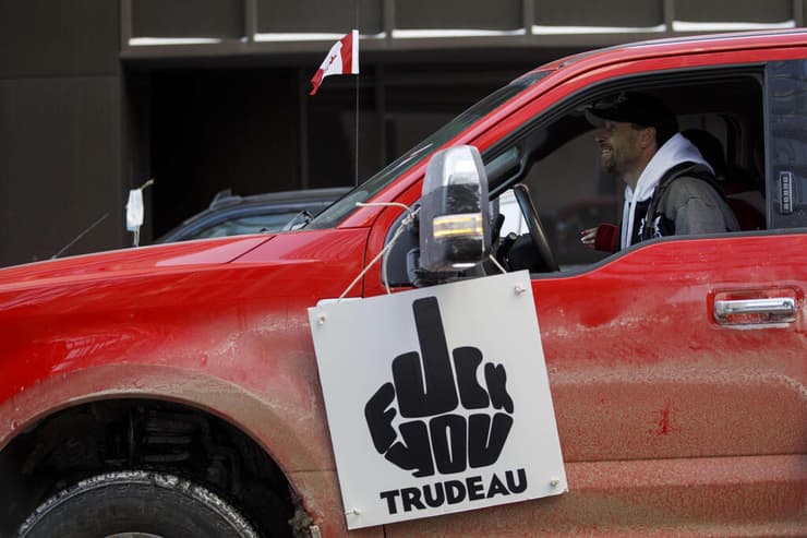 קנדה טורונטו הפגנת מתנגדי הגבלות קורונה ב טורונטו